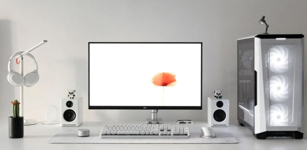 Minimalistisk gaming-setup på skrivbord